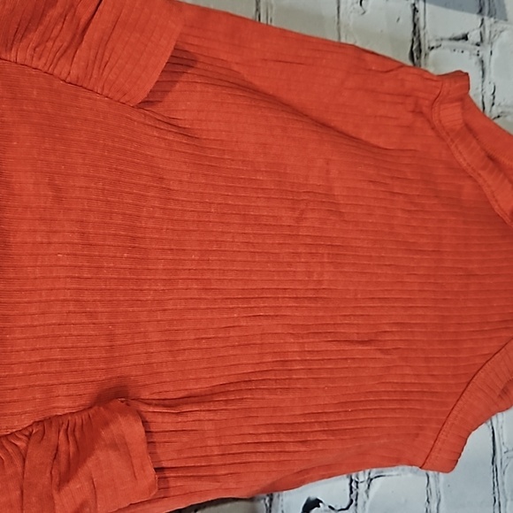 Long sleeve ruffled onesie bodysuit - Picture 2 of 8